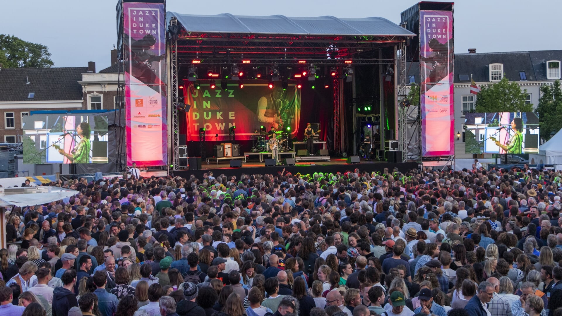 Foto van het optreden van Jett Rebel op het hoofdpodium tijdens Jazz in Duketown vorig jaar. Dit jaar vindt het grootste jazzfestival van Nederland plaats van vrijdag 17 tot en met zondag 19 mei. 