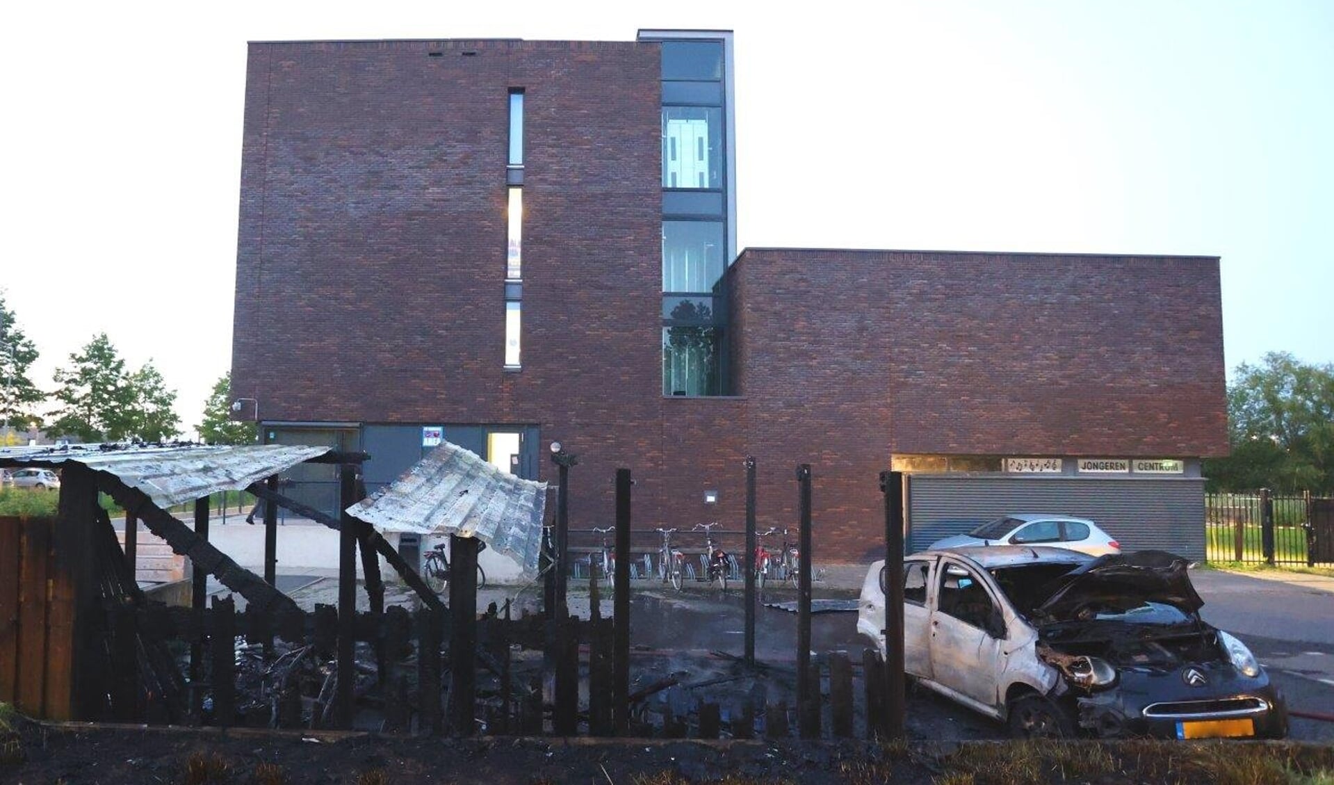 Bij jongerencentrum Noord aan het Geerke in Den Bosch zijn donderdagavond een fietsenstalling en auto in vlammen opgegaan.