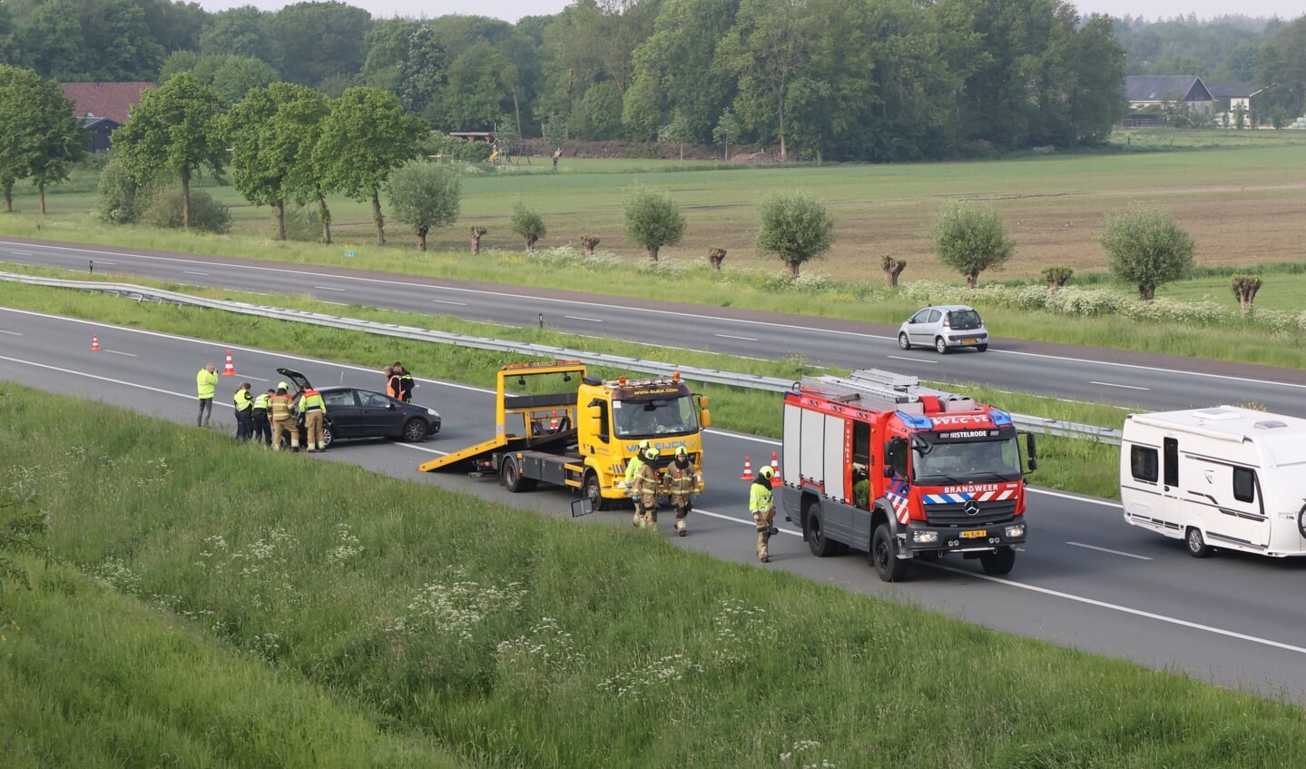 Auto Belandt Op Dak Op A50 Bij Herpen - Kliknieuws.nl | De Snelste ...