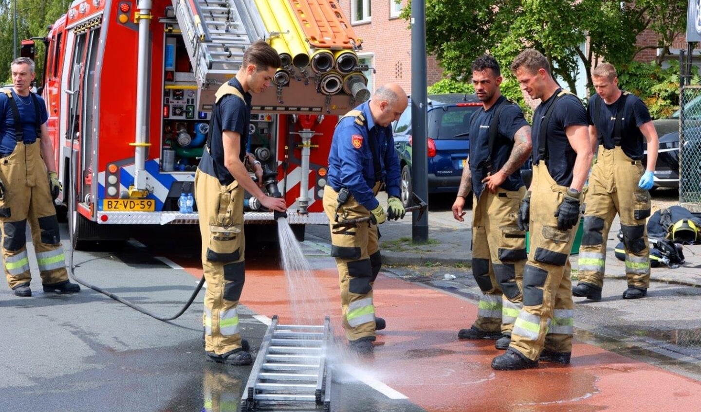 De brand die maandagochtend heeft gewoed bij een autogarage aan de Oude Vlijmenseweg in Den Bosch is ontstaan door een lekkende brandstoftank in een auto waaraan op dat moment werd gewerkt.