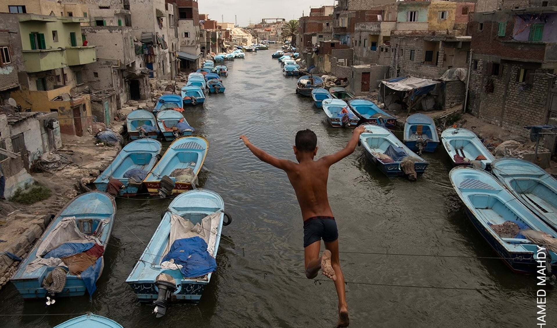 Een van de foto's die is opgenomen in de World Press Photo Exhibition 2023. Deze foto is gemaakt door Mohamed Mahdy en maakt deel uit van de serie 'Here, The Doors Don't Know Me'.