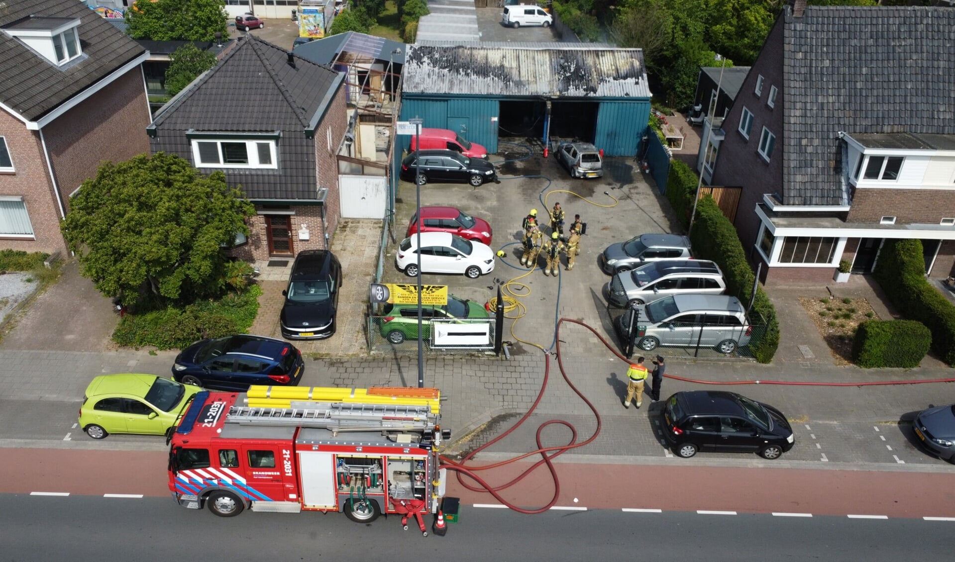 Bij een garagebedrijf aan de Oude Vlijmenseweg in den Bosch heeft een brand gewoed.