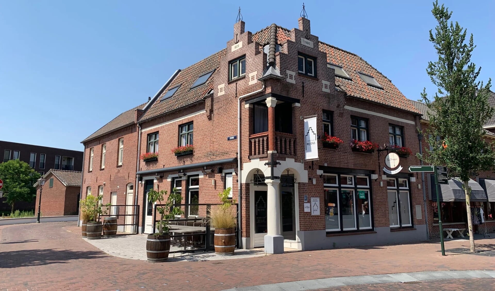 Ook restaurant Bij Ons aan de Zandstraat is zondag geopend.