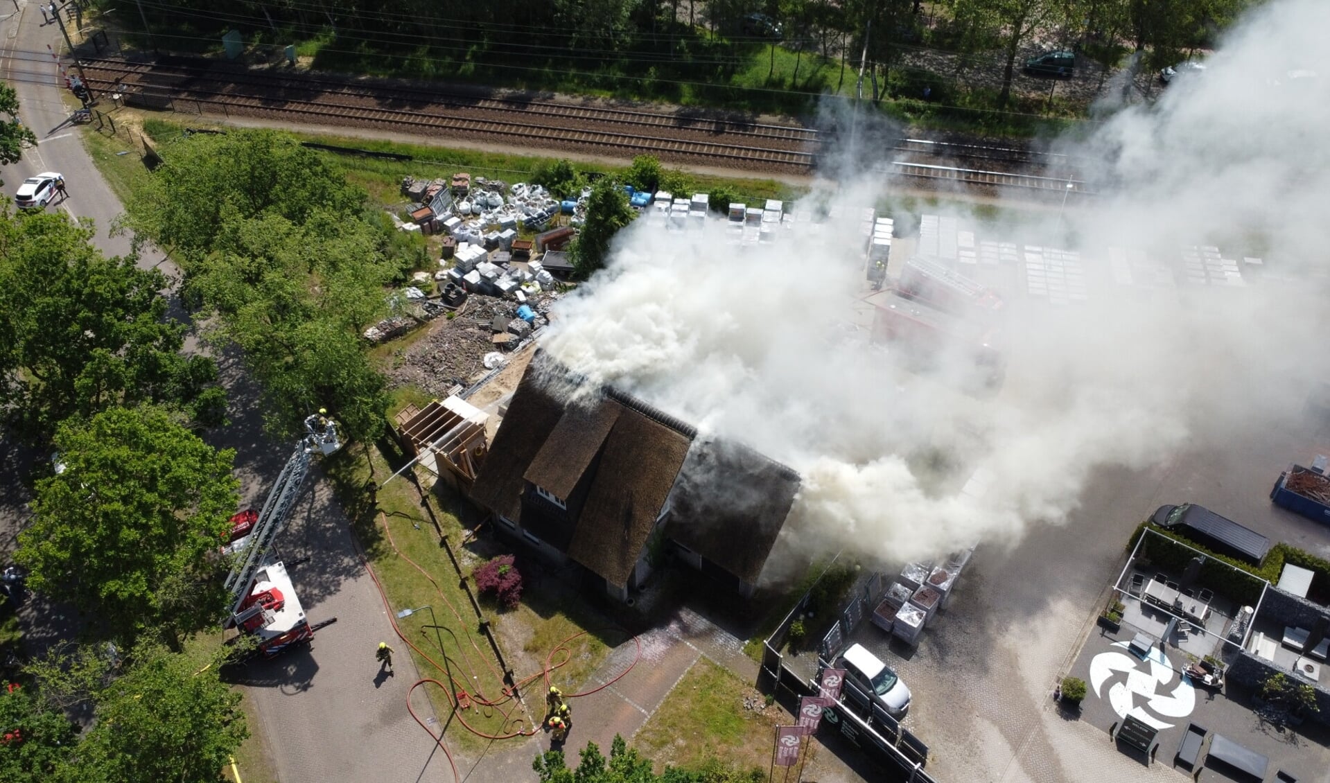 Momenteel is de brandweer bezig met het blussen van een woningbrand in Rosmalen. Het rieten dak van een vrijstaand huis aan de Hoff van Hollantlaan staat in brand. 