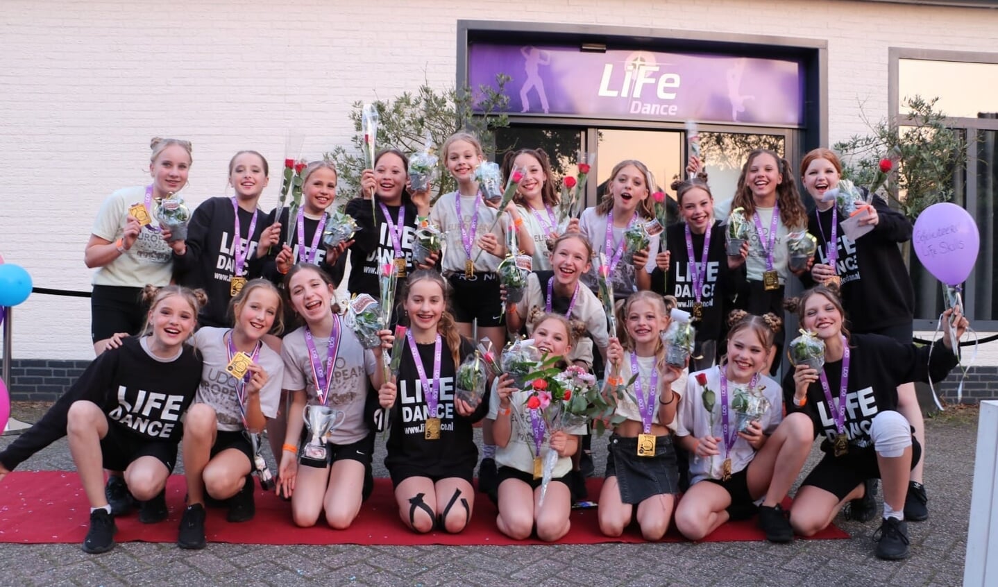 Vienna van Gogh (14) uit Rosmalen is met haar team 'de Life Skills' van dansschool Life Dance uit Den Dungen Europees kampioen streetdance geworden.