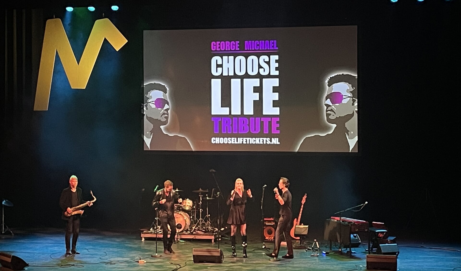  De George Michael Choose Life-tribute tijdens de seizoenspresentatie.