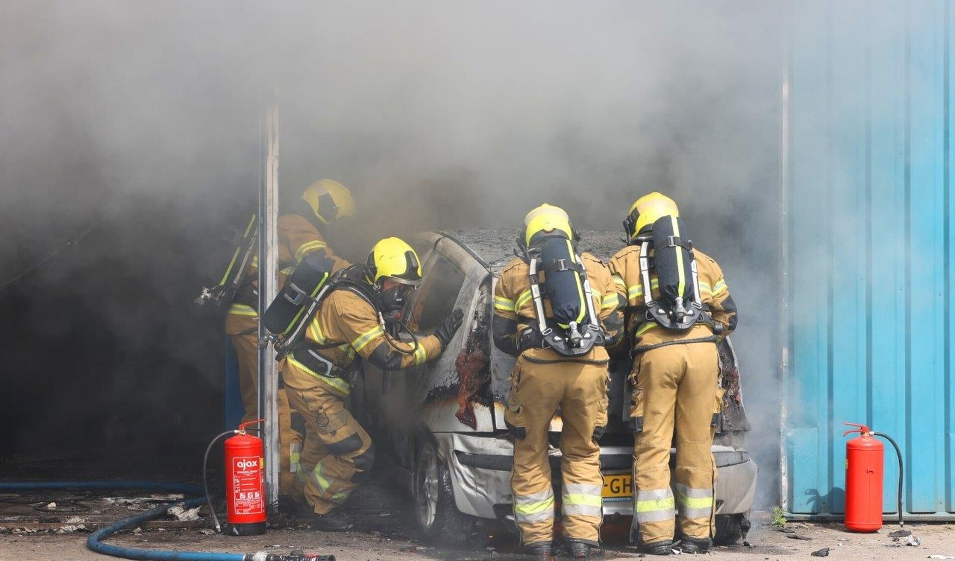 De brand die maandagochtend heeft gewoed bij een autogarage aan de Oude Vlijmenseweg in Den Bosch is ontstaan door een lekkende brandstoftank in een auto waaraan op dat moment werd gewerkt.