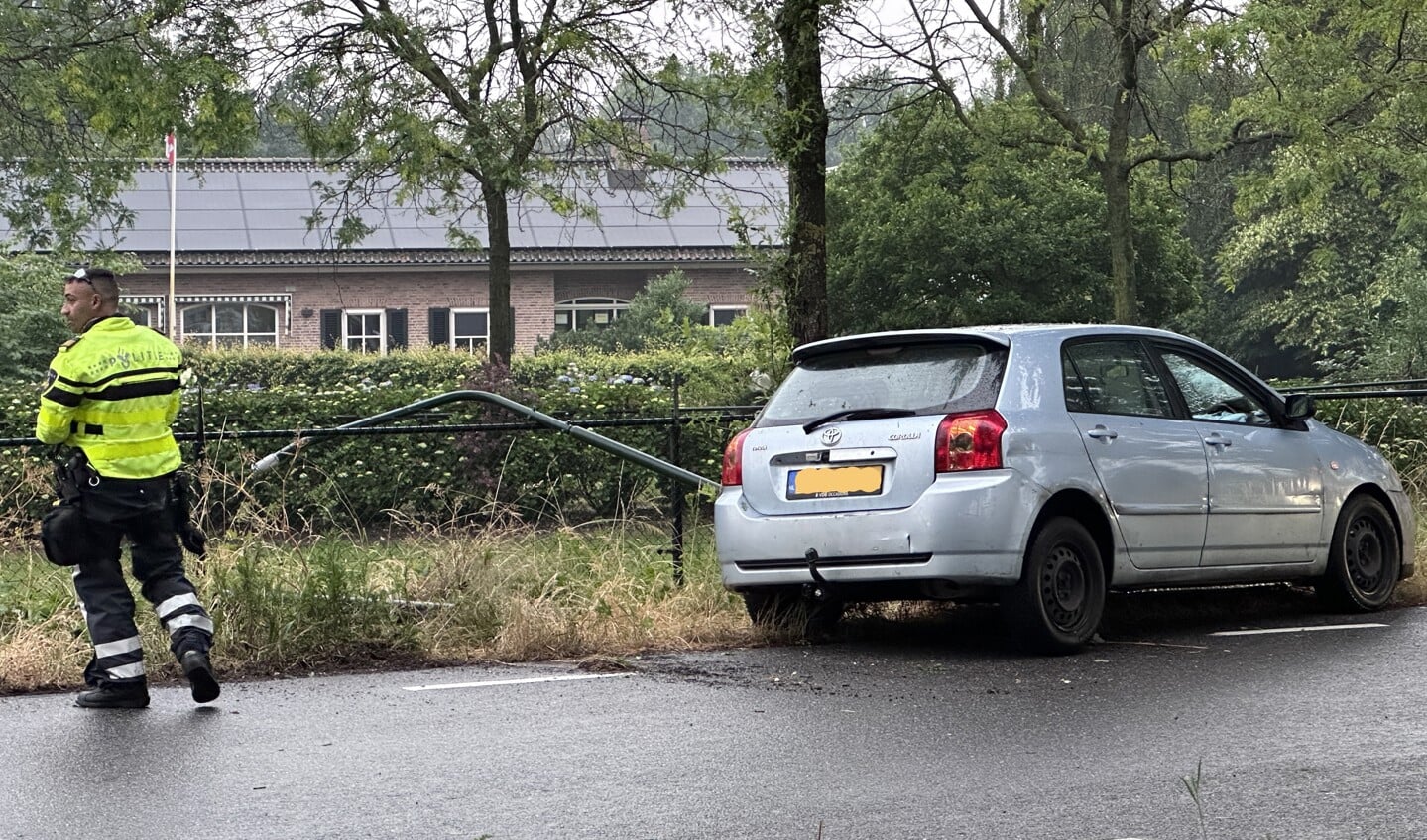 Auto Vliegt Uit De Bocht En Knalt Tegen Een Lantaarnpaal In Erp ...