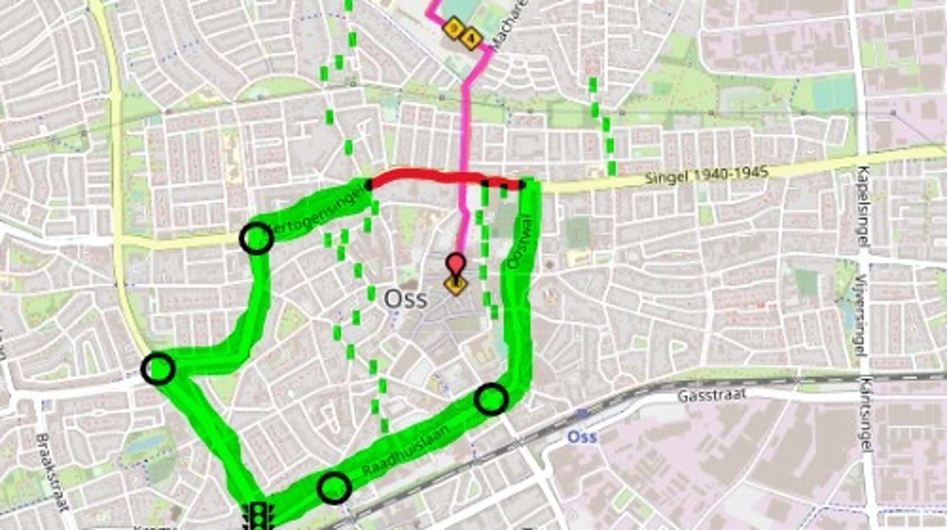 In roze de marathonroute, in rood overige afgezette straten en in groen de omleiding voor auto's.