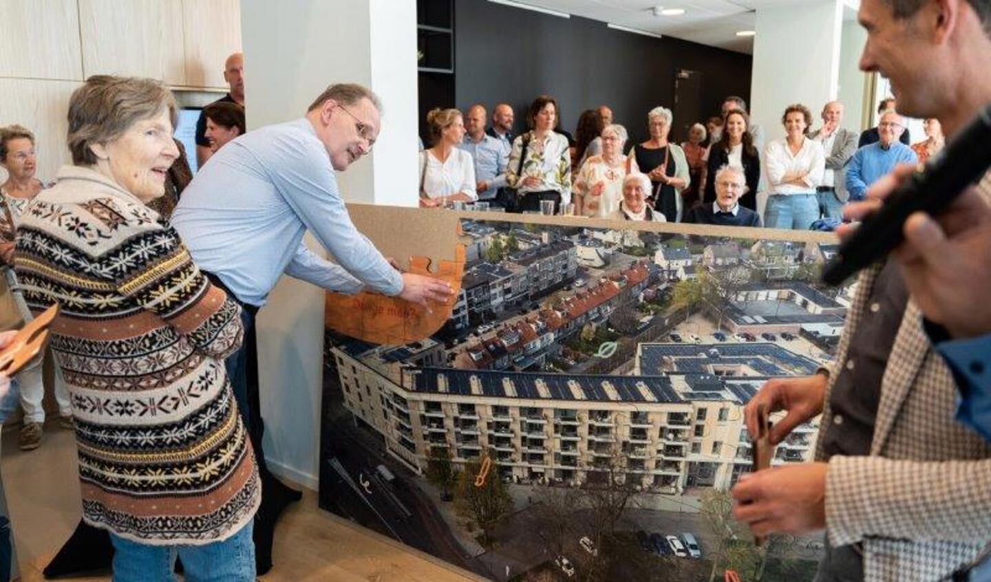 Symbolisch legden naast Slikker en Van Woensel ook verschillende bewoners en medewerkers van de locatie de laatste stukken van een levensgrote puzzel van Wij zijn Zuiderschans. Bij Wij zijn Zuiderschans doet namelijk iedereen mee.