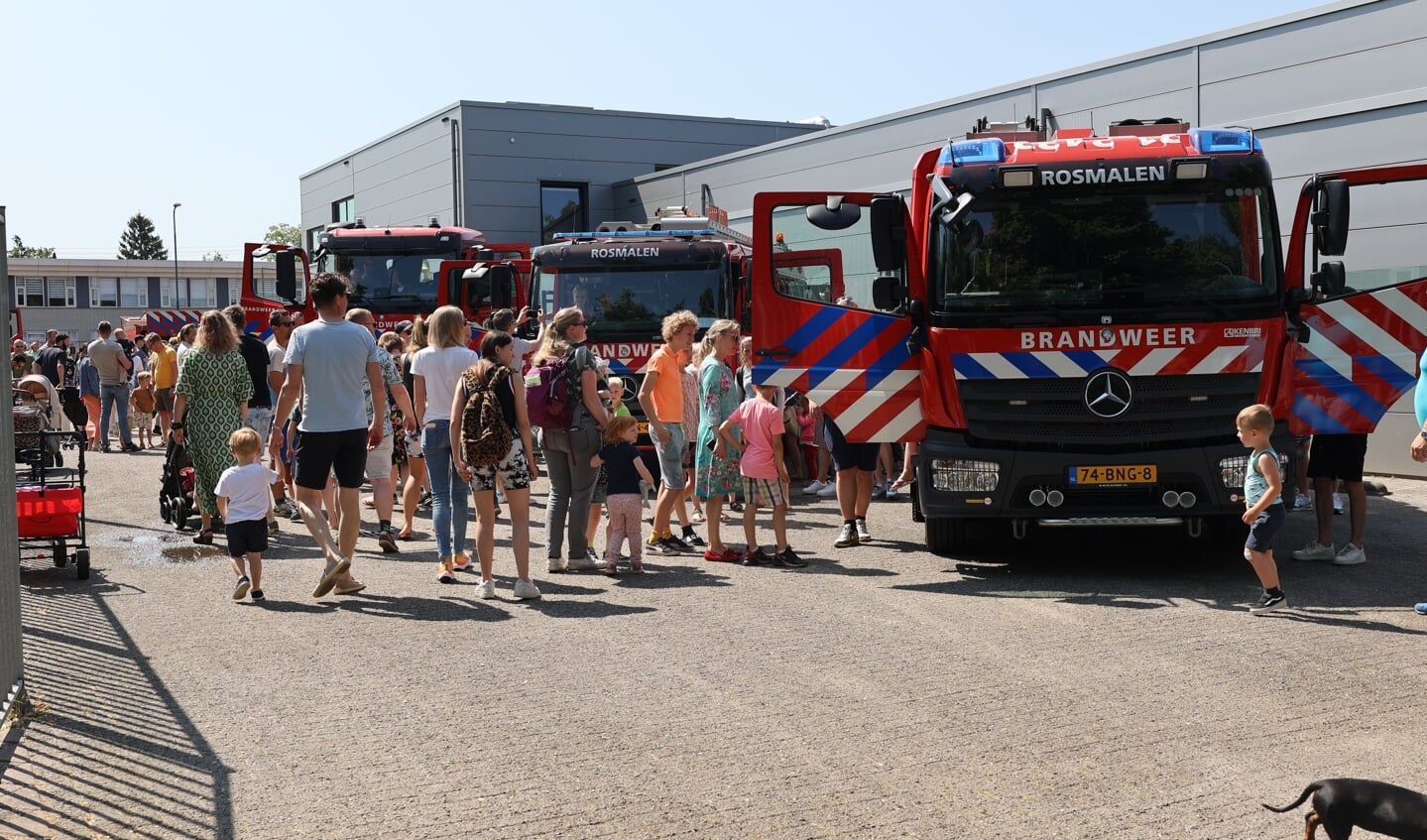 Op deze zonovergoten zondag houdt de brandweer van Rosmalen een open dag. Er zijn veel activiteiten voor jong en oud. 