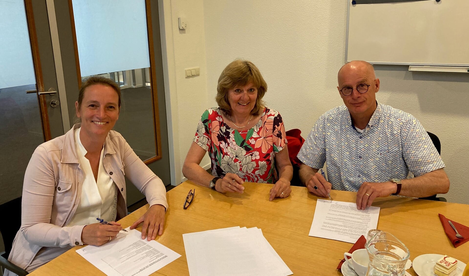 De ondertekenaars. V.l.n.r. Bouke de Bruin, wethouder gemeente Land van Cuijk, Anja Kuipers, voorzitter CPO-De Maarle en Arjo Janssen CPO-groep ondertekenen de overeenkomst tot aankoop van grond. 