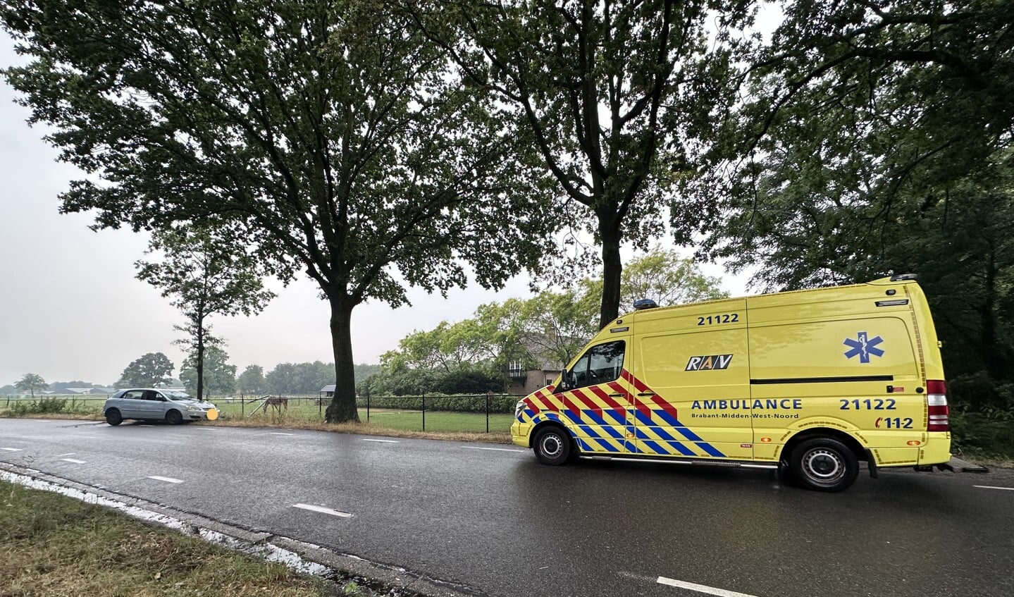 Auto Vliegt Uit De Bocht En Knalt Tegen Een Lantaarnpaal In Erp ...