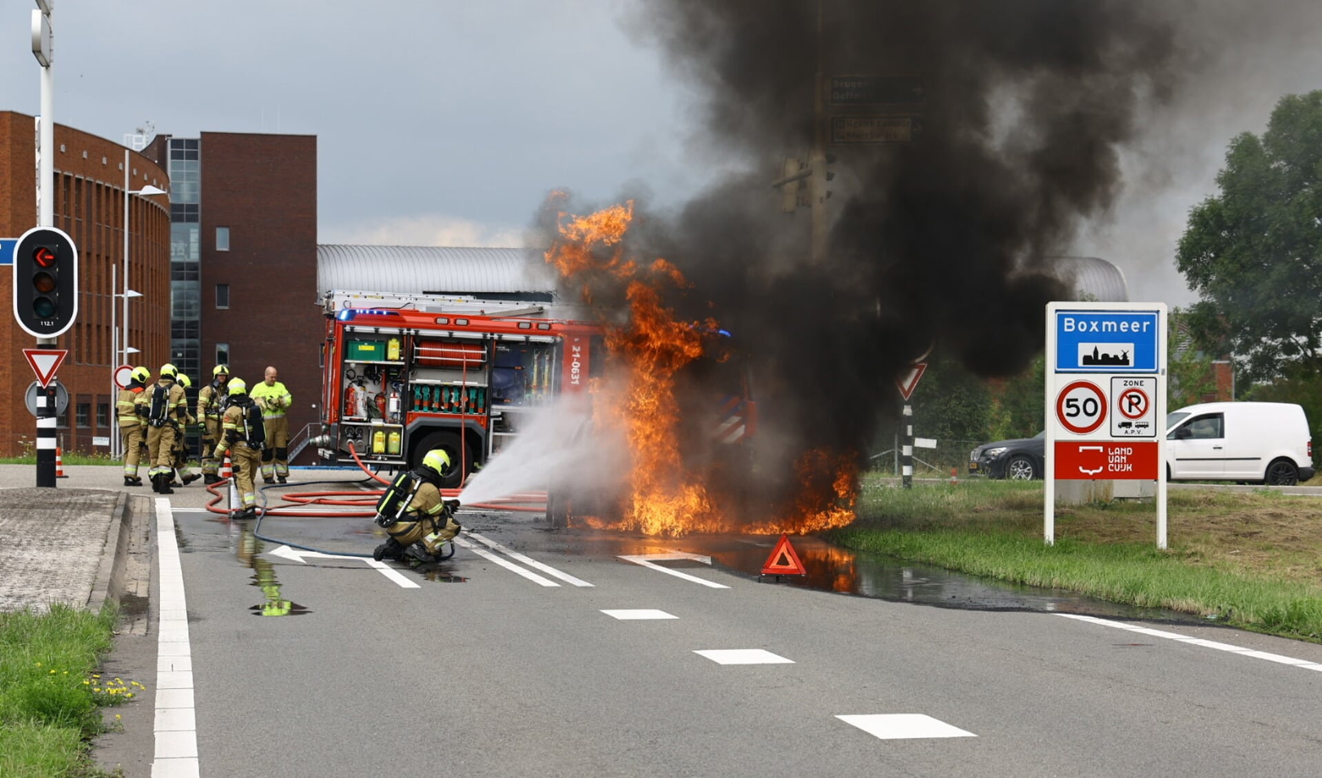 Op de afrit Boxmeer van de A77 vatte een auto vlam. Het voertuig brandde grotendeels af.