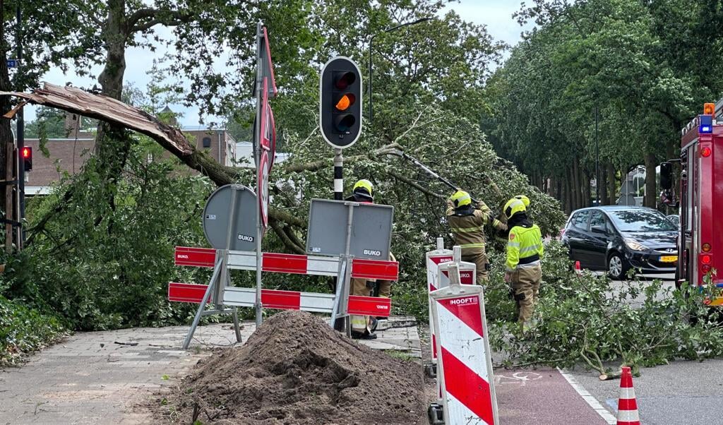 Stormschade In Uden: Grote Tak Op De Weg En Boom Omgewaaid - Kliknieuws ...