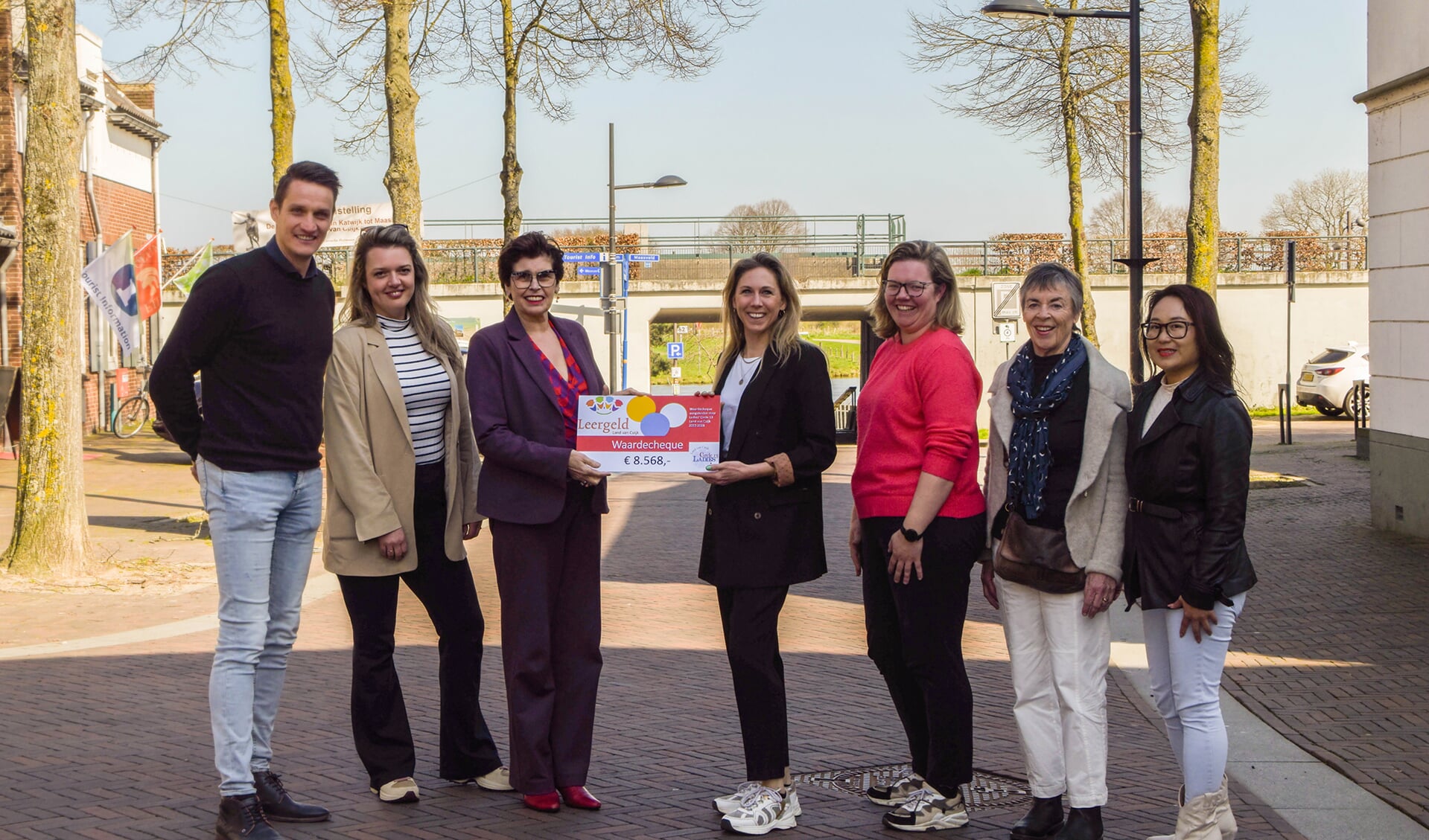 De dames van Ladies' Circle 13 overhandigen de cheque aan Stichting Leergeld Land van Cuijk. 