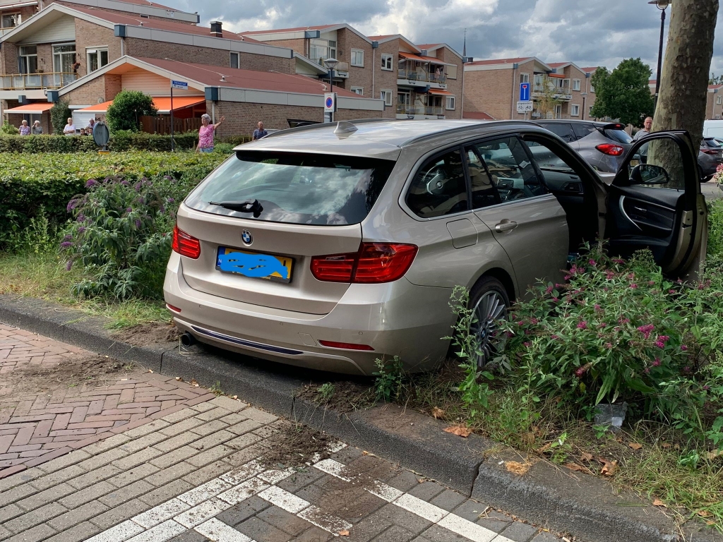 Man Rijdt Tegen Boom Met Auto Vol Sloffen Sigaretten - Oozo.nl