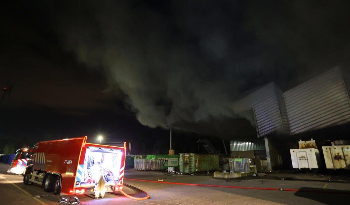 In een loods van de afvalstoffendienst aan de Treurenburg in Den Bosch is vannacht rond 04.00 uur brand uitgebroken.