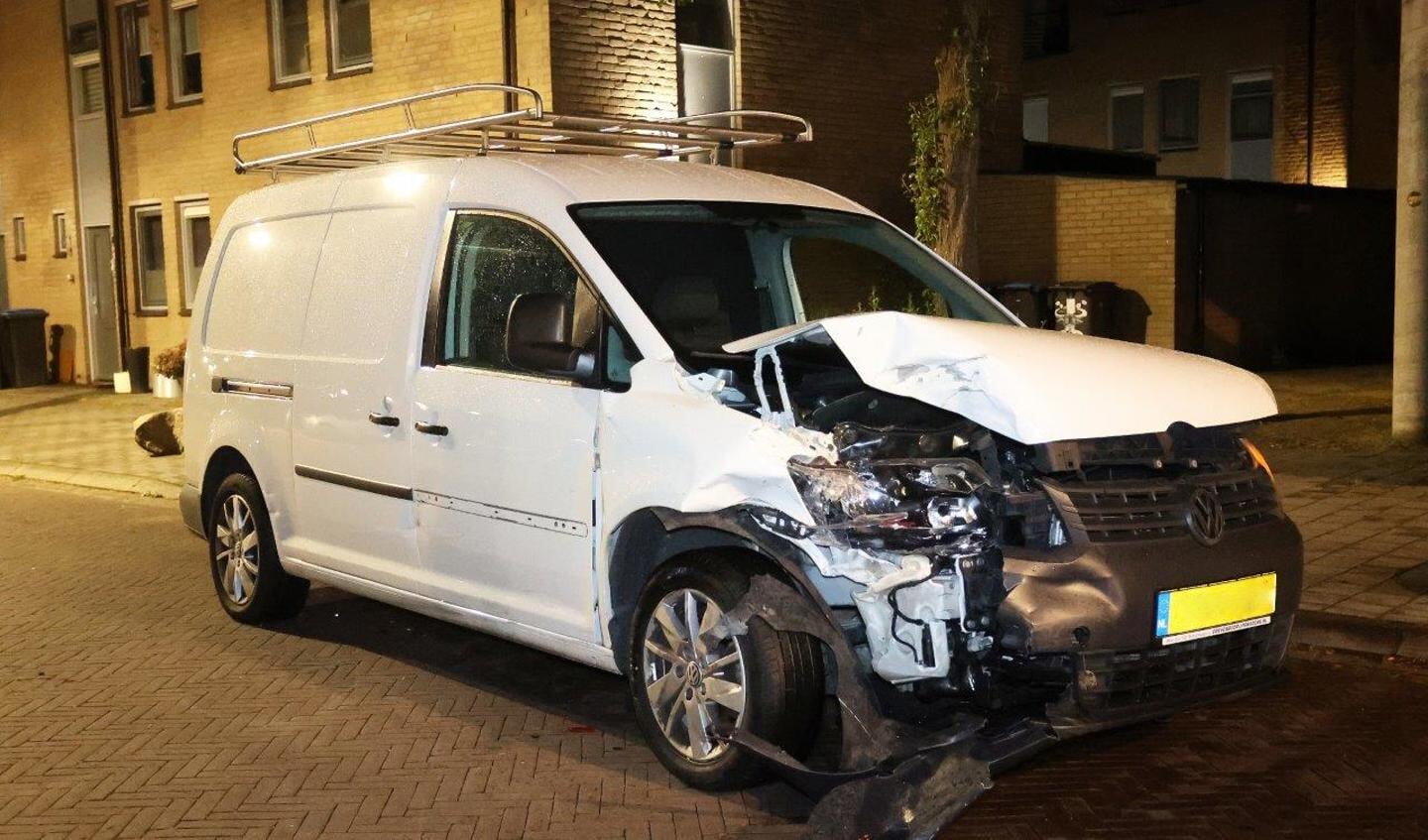 De politie - waaronder ook meerdere agenten in kogelwerende vesten - is zaterdagavond rond 21.30 uur in actie gekomen voor een incident aan het Manis Krijgsmanhof in Den Bosch waarbij twee voertuigen betrokken waren.