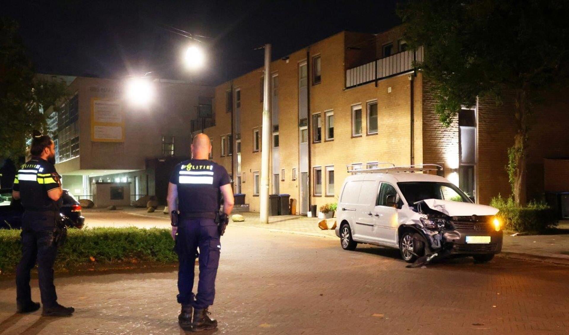 De politie - waaronder ook meerdere agenten in kogelwerende vesten - is zaterdagavond rond 21.30 uur in actie gekomen voor een incident aan het Manis Krijgsmanhof in Den Bosch waarbij twee voertuigen betrokken waren.