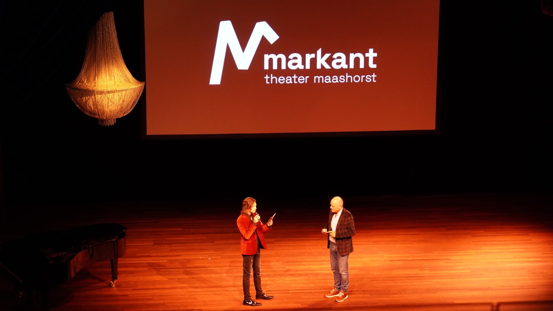 Presentator Maurice de Greef en directeur Jan Wouda op het podium gisteren.