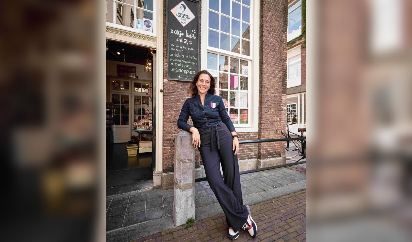 Het embleem kan  opgehaald worden in één van de 25 aangesloten winkels in de Bossche binnenstad. Een van die uitgiftepunten is Bossche Suikeroom van Roos van der Miessen (foto).