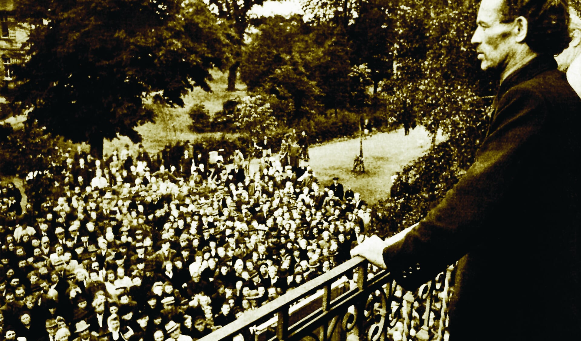 1949 Bruno Gröning spreekt vanaf het balkon in Herford tot de duizenden hulpzoekenden 