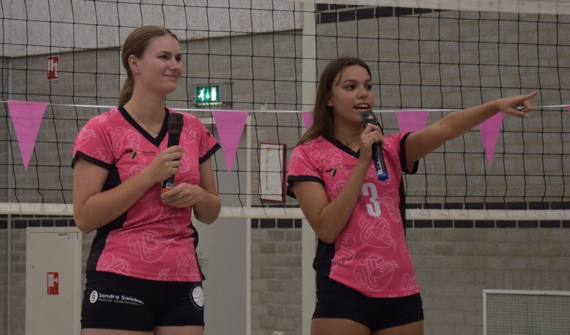 Femke Houtepen en Nora Kwant tijdens de Kick Off van het seizoen.