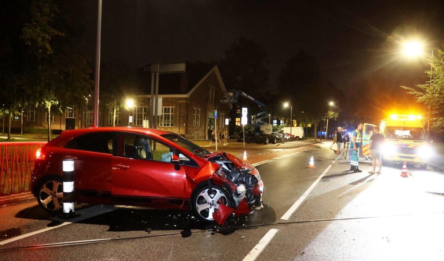 Een automobilist onder invloed heeft zaterdagavond voor veel schade gezorgd bij een frontale aanrijding tussen twee voertuigen aan de Hekellaan in Den Bosch.