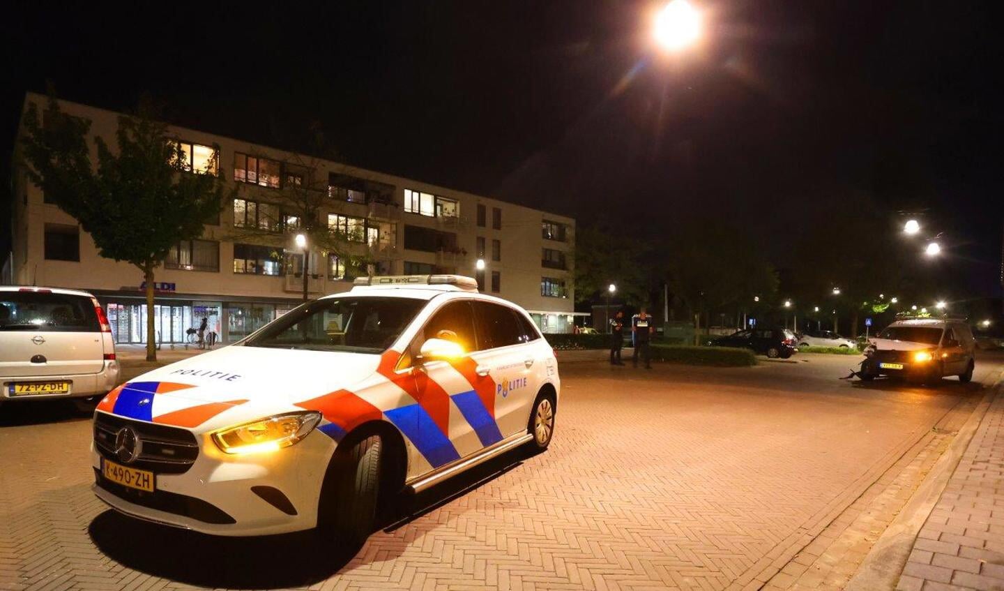 De politie - waaronder ook meerdere agenten in kogelwerende vesten - is zaterdagavond rond 21.30 uur in actie gekomen voor een incident aan het Manis Krijgsmanhof in Den Bosch waarbij twee voertuigen betrokken waren.