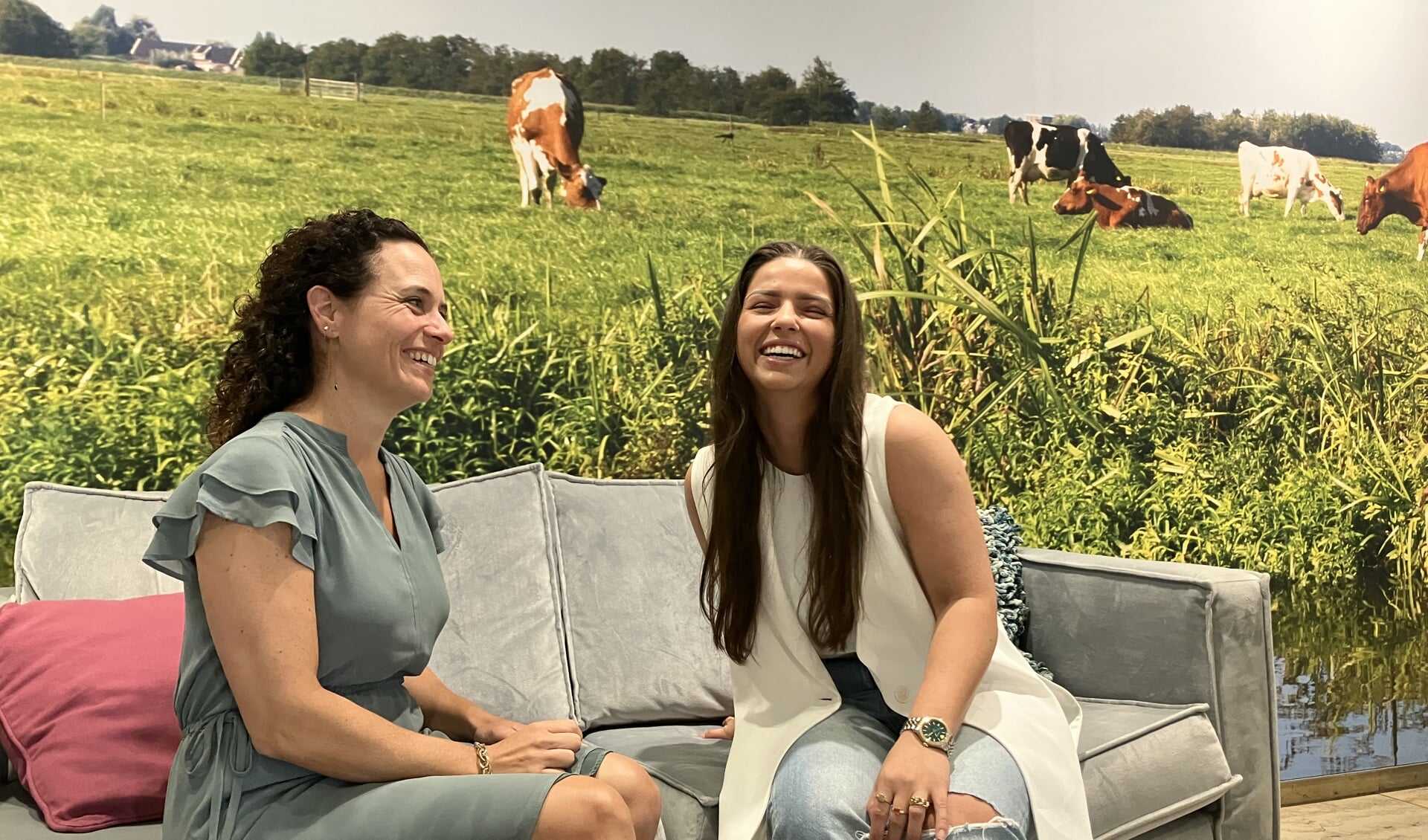 Saskia en Aleyna werken met heel veel plezier bij MSD Animal Health in Boxmeer.