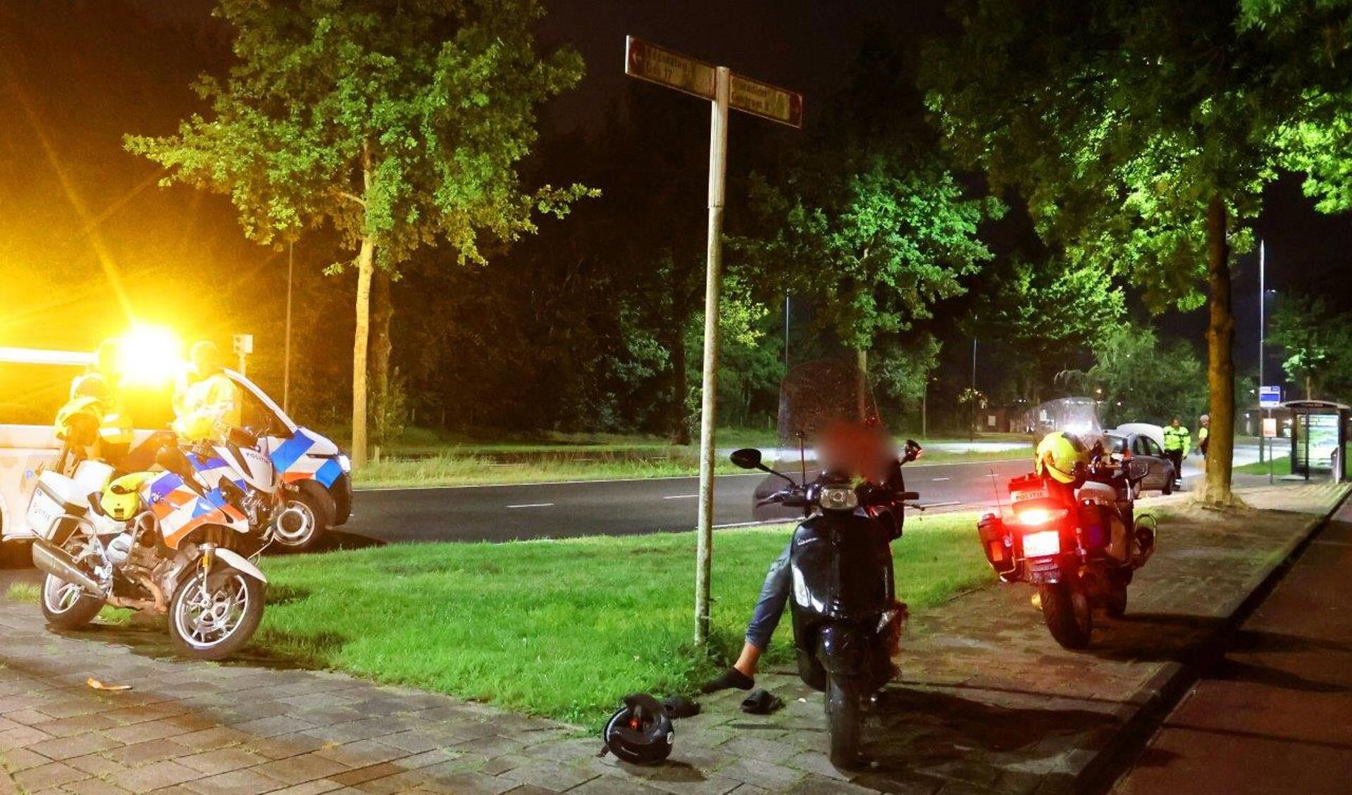 Een 17-jarige bestuurder van een scooter negeerde zaterdagavond aan de Bruistensingel in Den Bosch een stopteken van de politie. Iets verderop stak hij met zijn scooter de straat over waarna hij in aanrijding kwam met een personenauto.