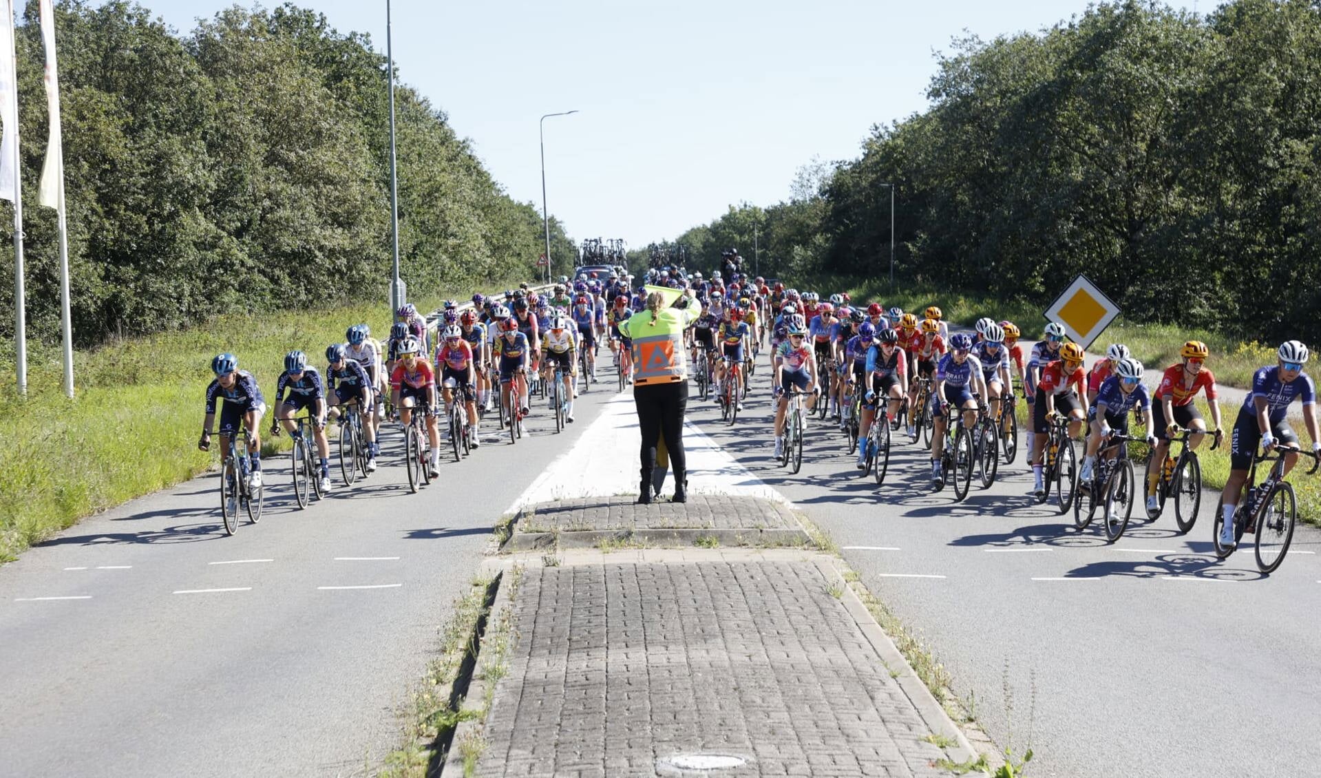 Het peloton onderweg in Heijen.