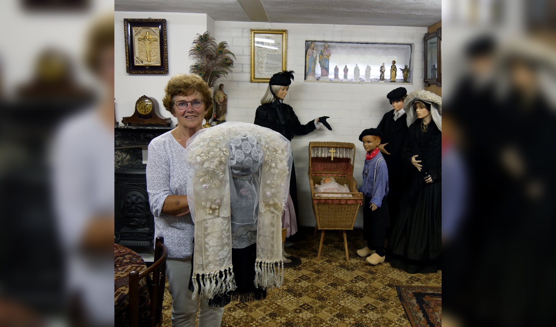 Betsie in haar museum. (foto: Henk Lunenburg)