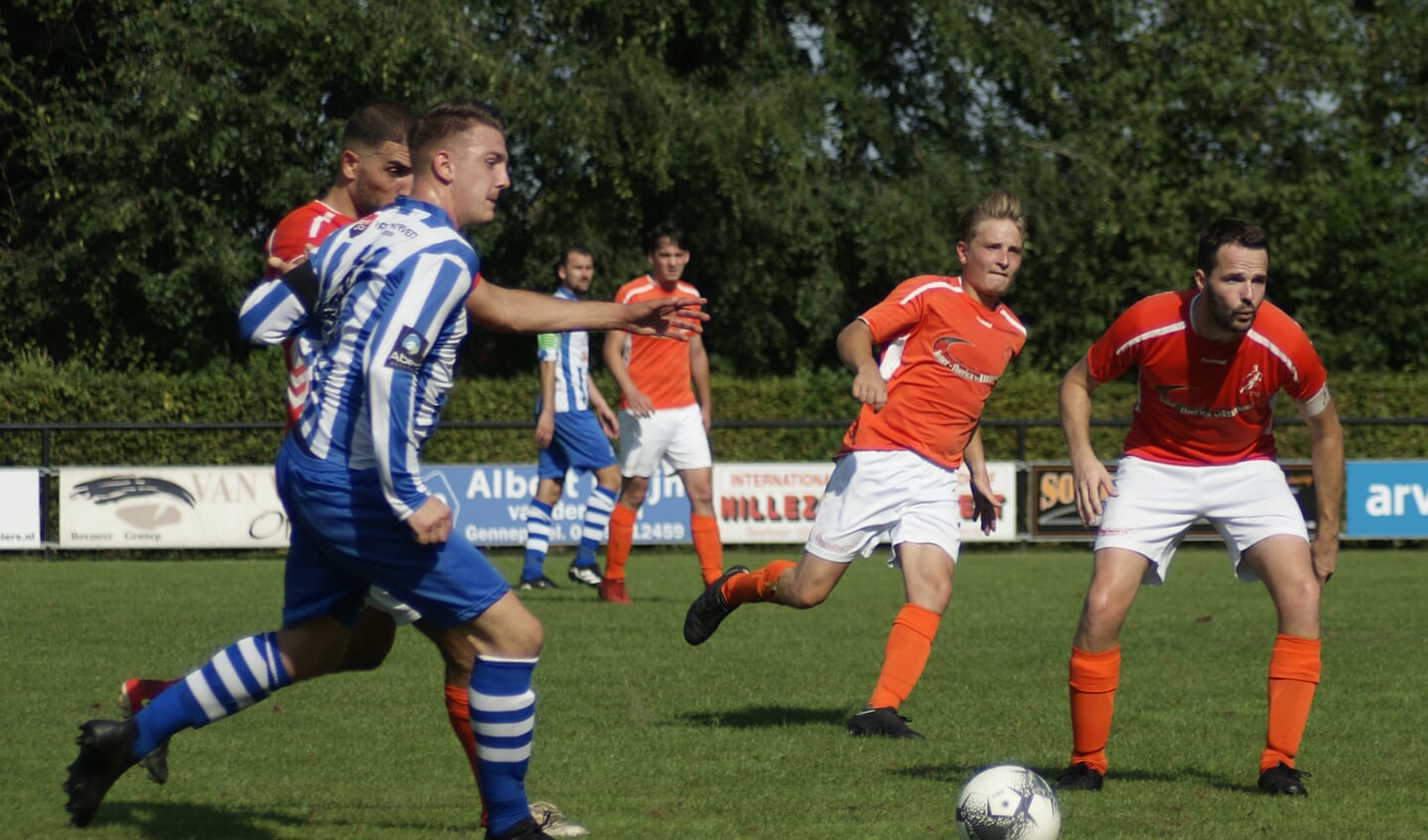 De Zwaluw won, met de hakken over de sloot, van Gassel.