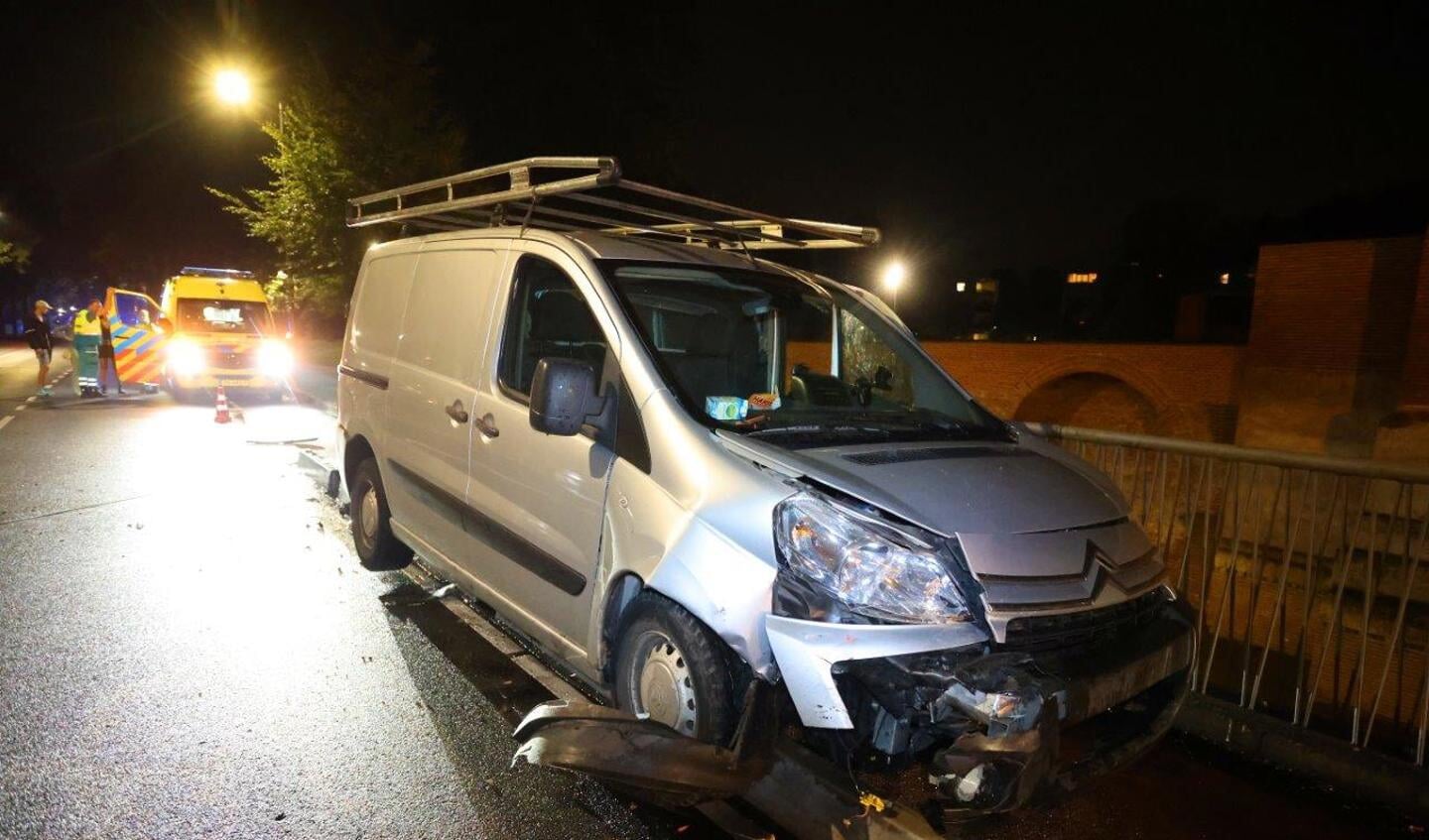 Een automobilist onder invloed heeft zaterdagavond voor veel schade gezorgd bij een frontale aanrijding tussen twee voertuigen aan de Hekellaan in Den Bosch.