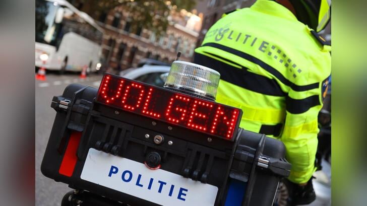 Gemeentelijke handhavers en de politie gaan ieder weekend gezamenlijk controles uitvoeren op plekken waar veel klachten zijn. 