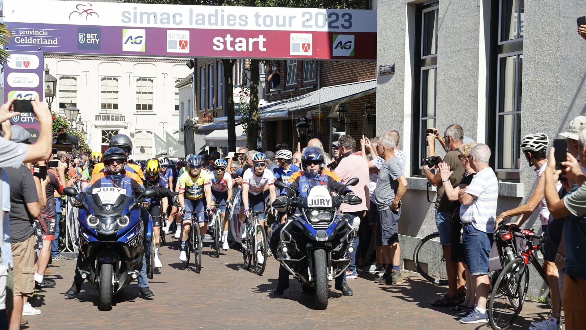 Het peloton startte om 12.30 uur in hartje Gennep.
