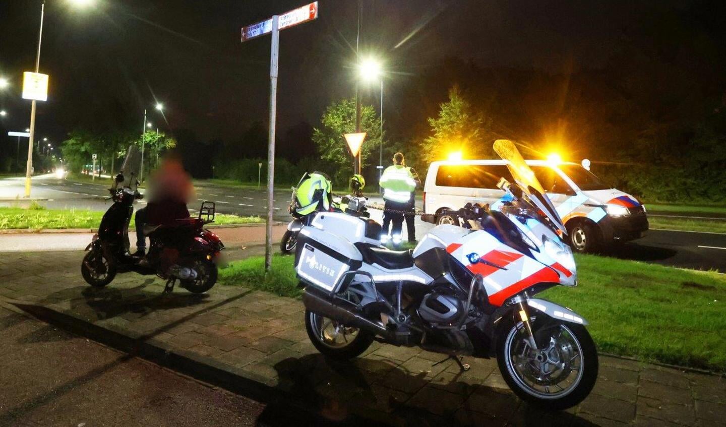 Een 17-jarige bestuurder van een scooter negeerde zaterdagavond aan de Bruistensingel in Den Bosch een stopteken van de politie. Iets verderop stak hij met zijn scooter de straat over waarna hij in aanrijding kwam met een personenauto.