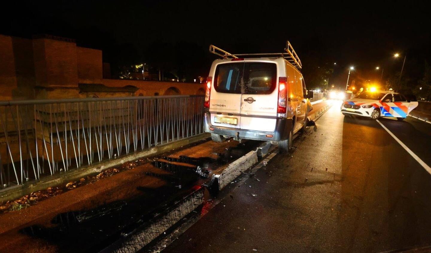 Een automobilist onder invloed heeft zaterdagavond voor veel schade gezorgd bij een frontale aanrijding tussen twee voertuigen aan de Hekellaan in Den Bosch.
