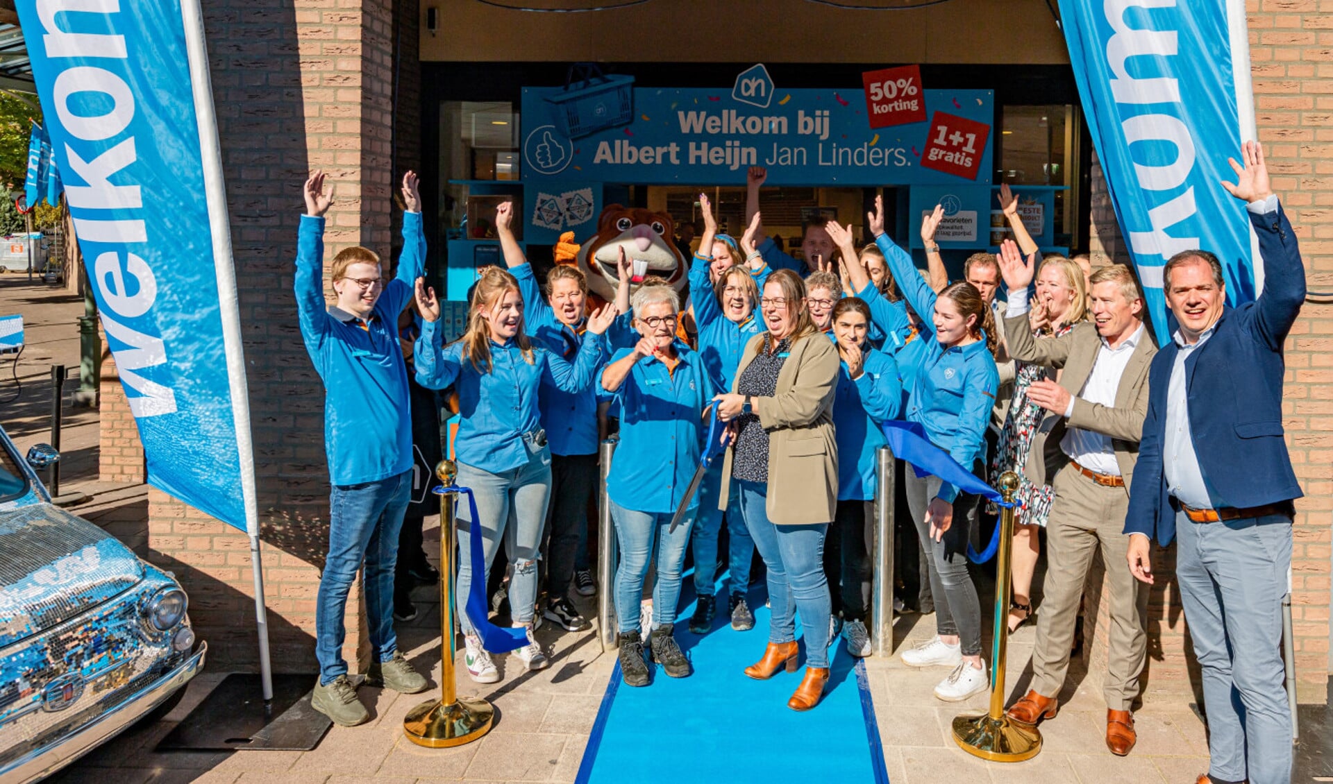Het vertrouwde winkelteam opende officieel hun nieuwe winkel.