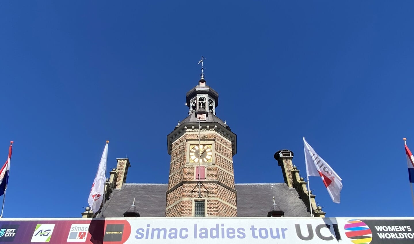 Een strak blauwe hemel bij de Simac Ladies Tour in Gennep