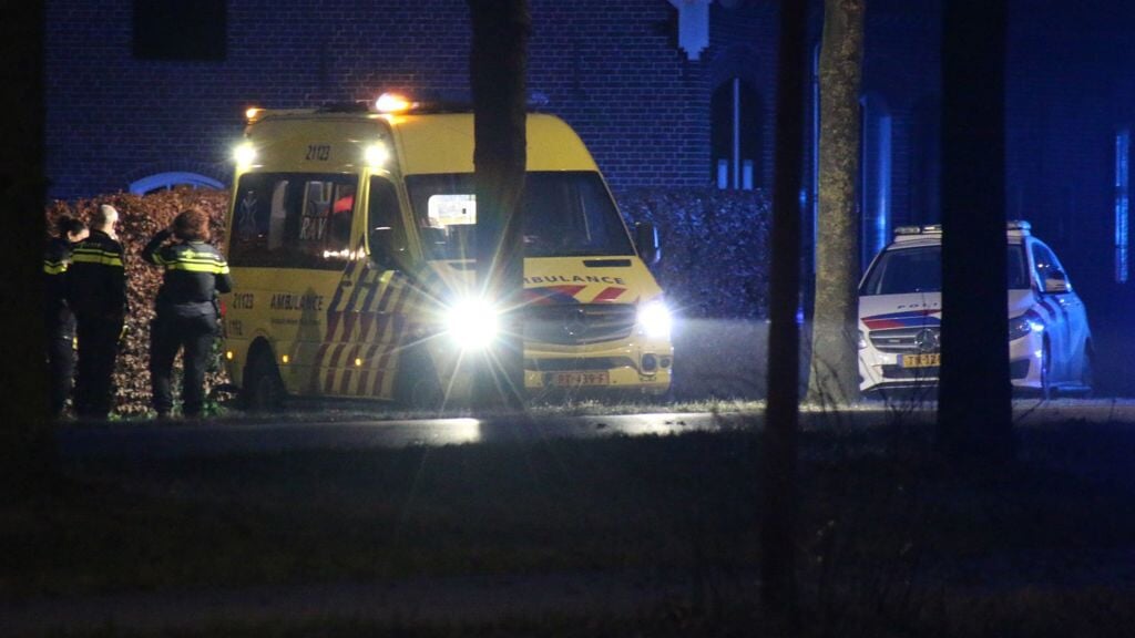 Ambulance, politie en traumahelikopter in actie aan de Hoog-Beugt ...