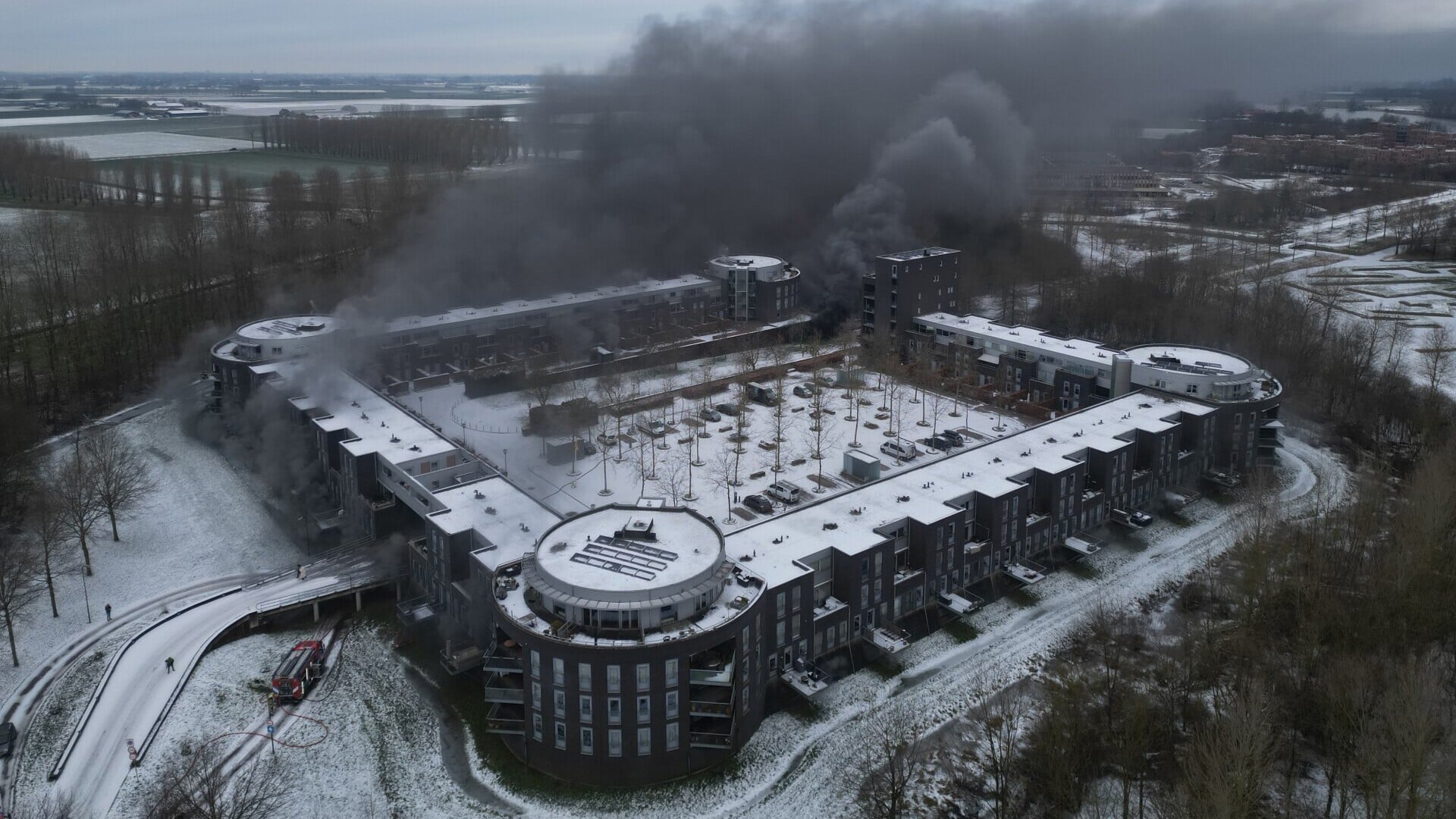 tientallen-auto-s-in-brand-in-parkeergarage-in-den-bosch-bovenliggend