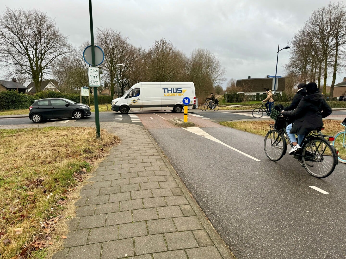 Het kruispunt waar de Gasthuisstraat overgaat in Middegaal is een druk verkeerspun 