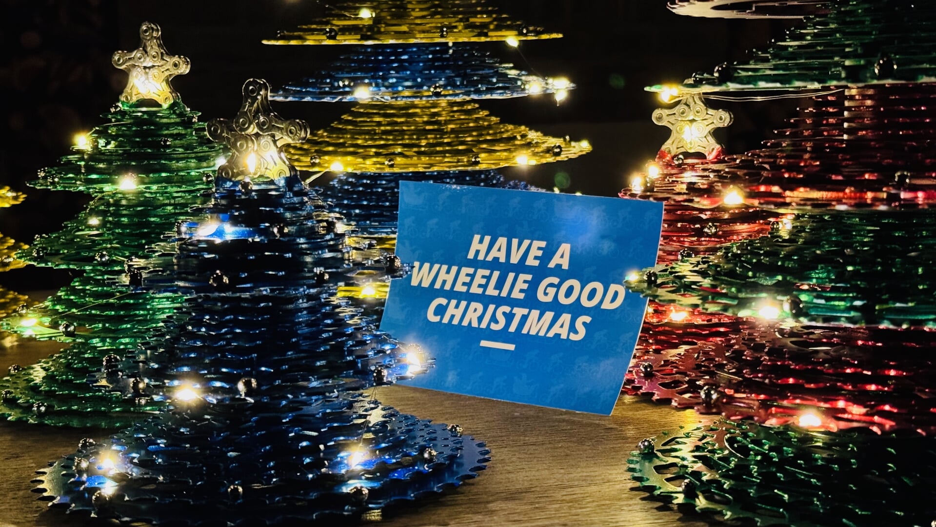 De kerstbomen van Mantel zijn gemaakt van gerecyclede etscassettes en verkrijgbaar in verschillende kleuren en maten. Met de aankoop van deze speciale kerstboom steun je bovendien een goed doel: het KWF.