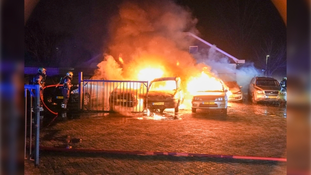 Brand garagebedrijf in Megen: meerdere voertuigen gaan in vlammen op