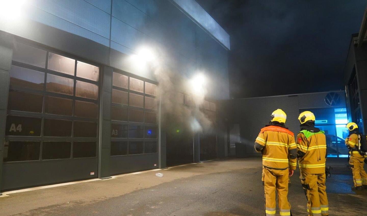 Vannacht is er brand uitgebroken bij autobedrijf Van den Udenhout aan de Balkweg in Den Bosch. 