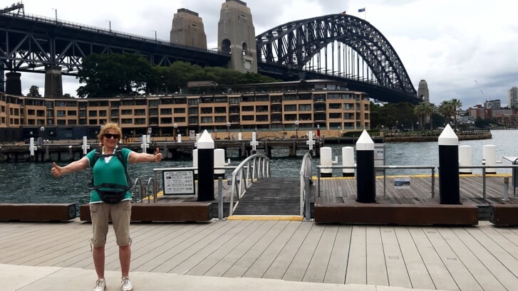 Blij in de haven van Sidney met op de achtergrond de brug waar ik bovenop bij de vlaggen gelopen heb.