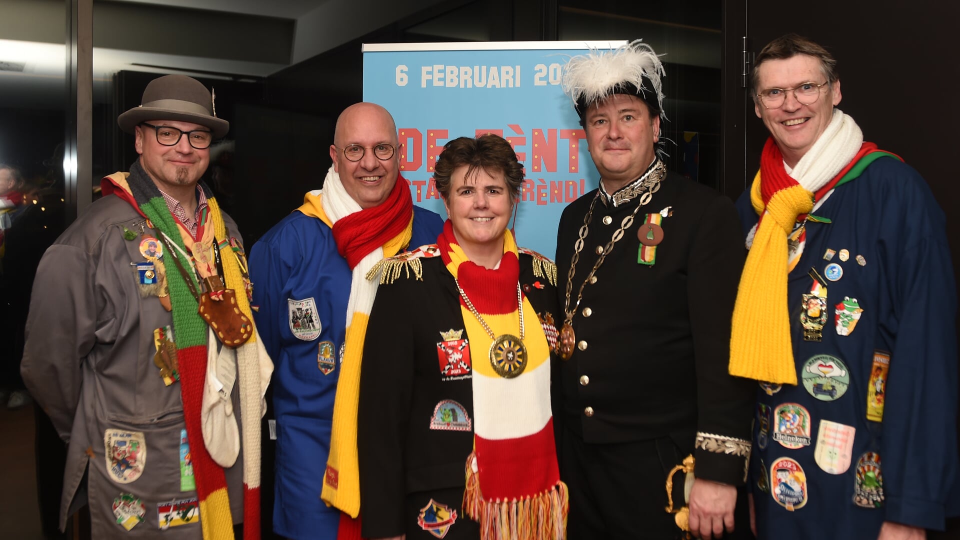 Op de foto van links naar rechts voorzitter van CV De Oetels Fedde Vennix, burgemeester Jack Mikkers,  Commissaris van de Koning Ina Adema, de Peer en directeur van Theater aan de Parade Alex Kühne.